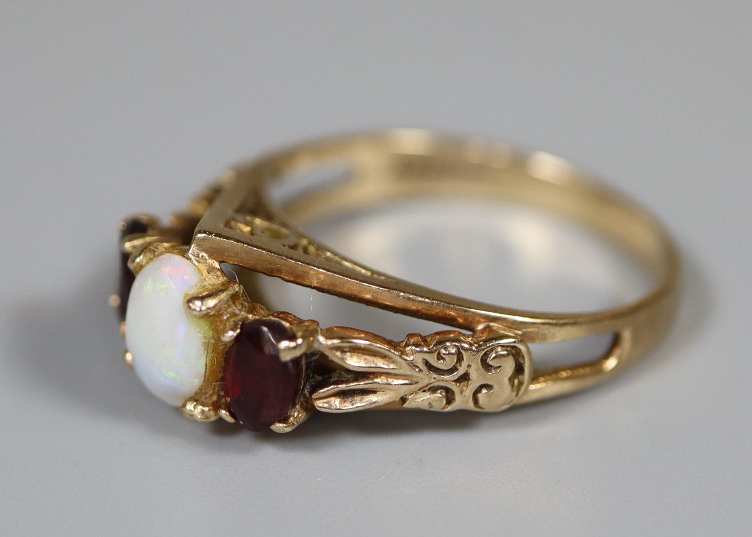 9ct gold opal and garnet ring. Ring size N. Approx weight 3.2 grams. (B.P. 21% + VAT) - Bild 2 aus 2