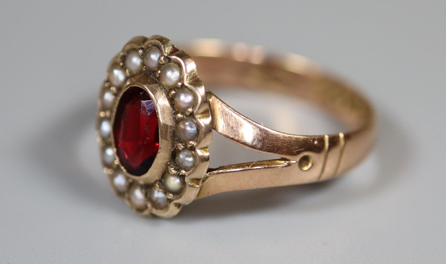 A 9ct gold garnet and pearl ring. Ring size O. Approx weight 1.8 grams. (B.P. 21% + VAT) - Bild 2 aus 2