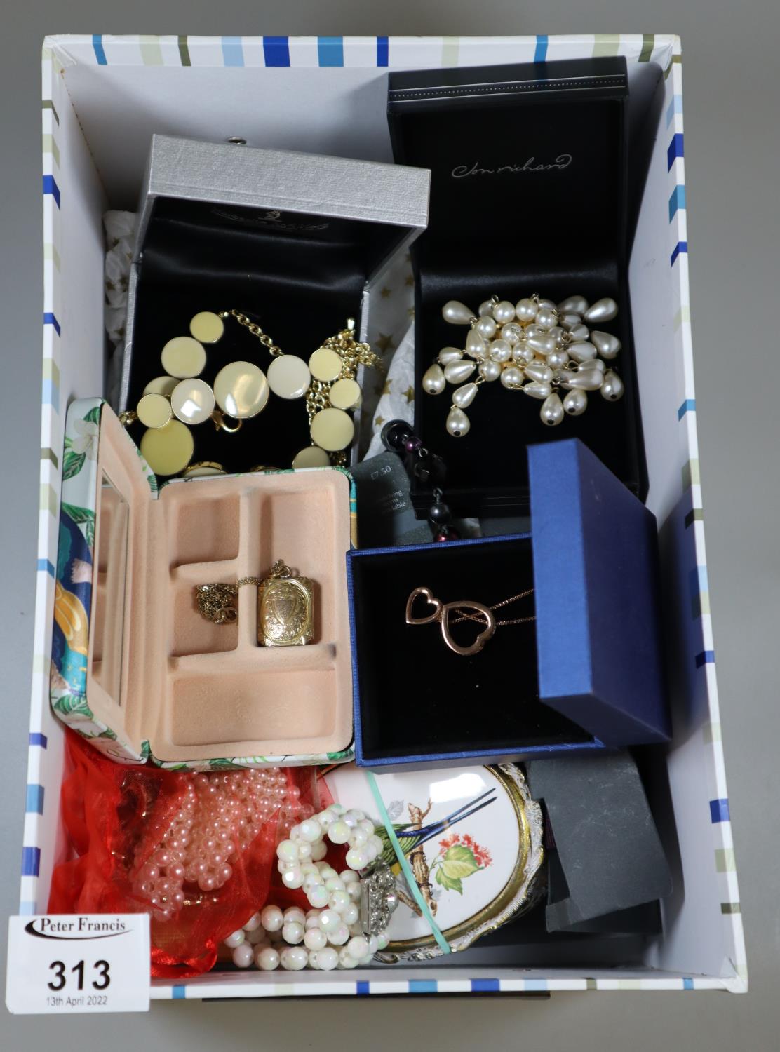 Collection of vintage costume jewellery. (B.P. 21% + VAT)