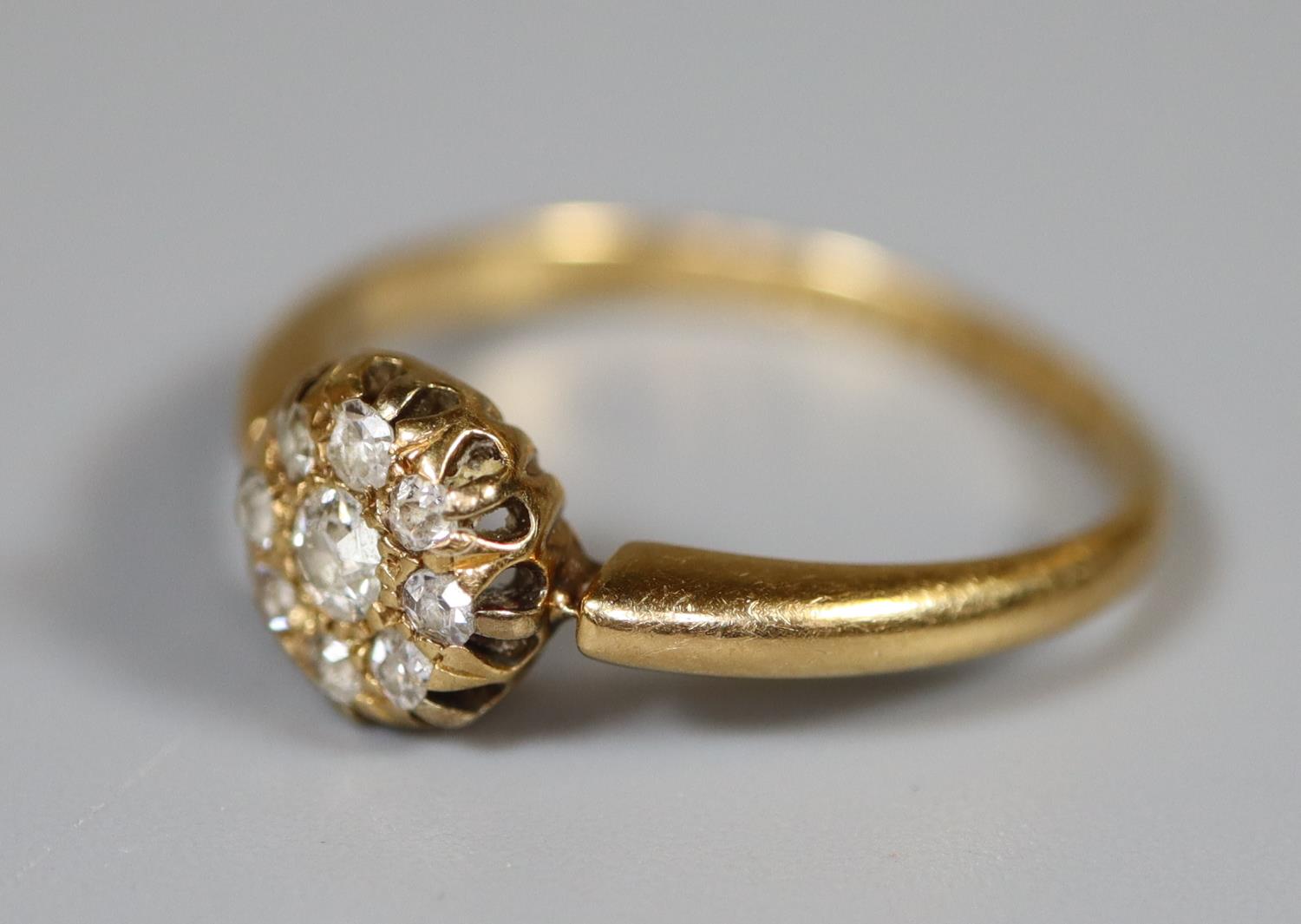 18ct gold and diamond cluster ring. Ring size O. Approx weight 2.6 grams. (B.P. 21% + VAT) - Bild 2 aus 2