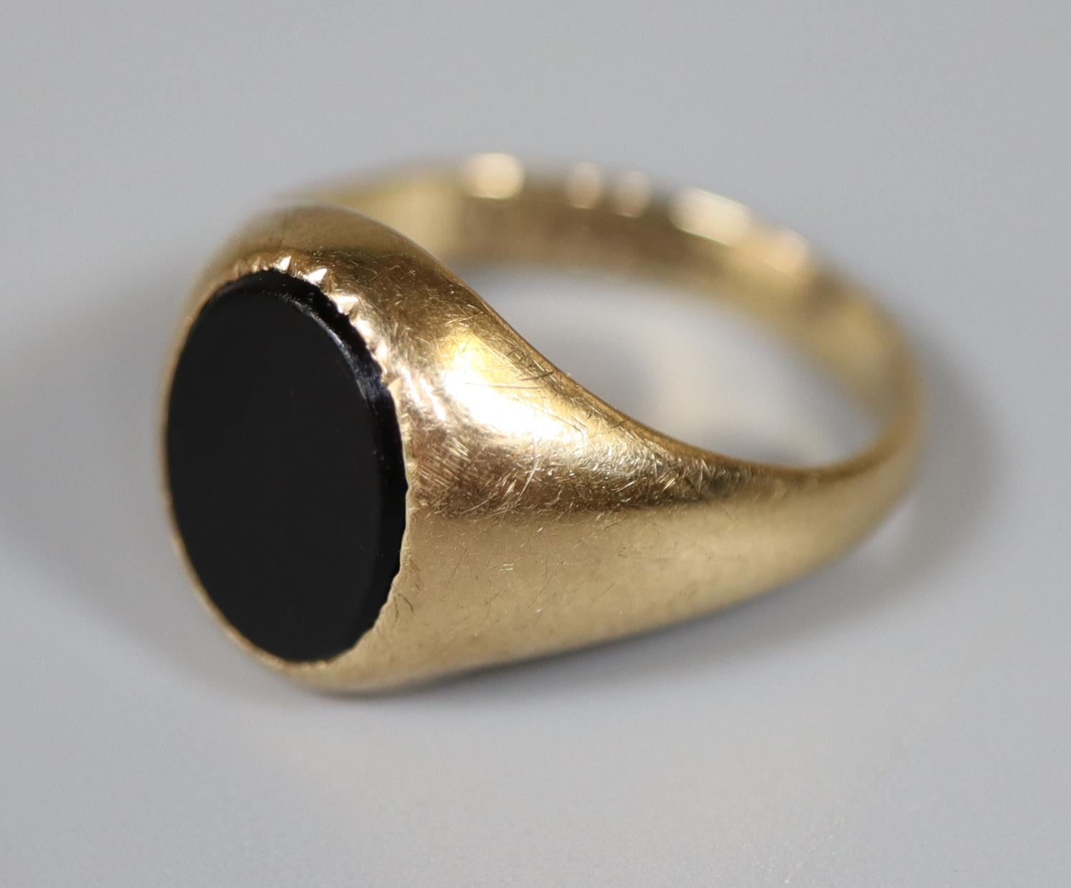9ct gold and onyx oval signet ring. Ring size K&1/2. Approx weight 2.7 grams. (B.P. 21% + VAT) - Bild 2 aus 2