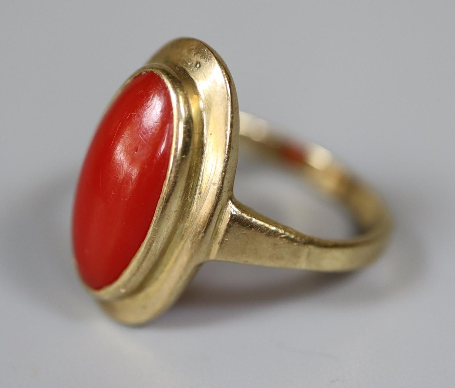 Yellow metal ring set with an oval red stone. Ring size J. Approx weight 2.1 grams. (B.P. 21% + VAT) - Bild 2 aus 2