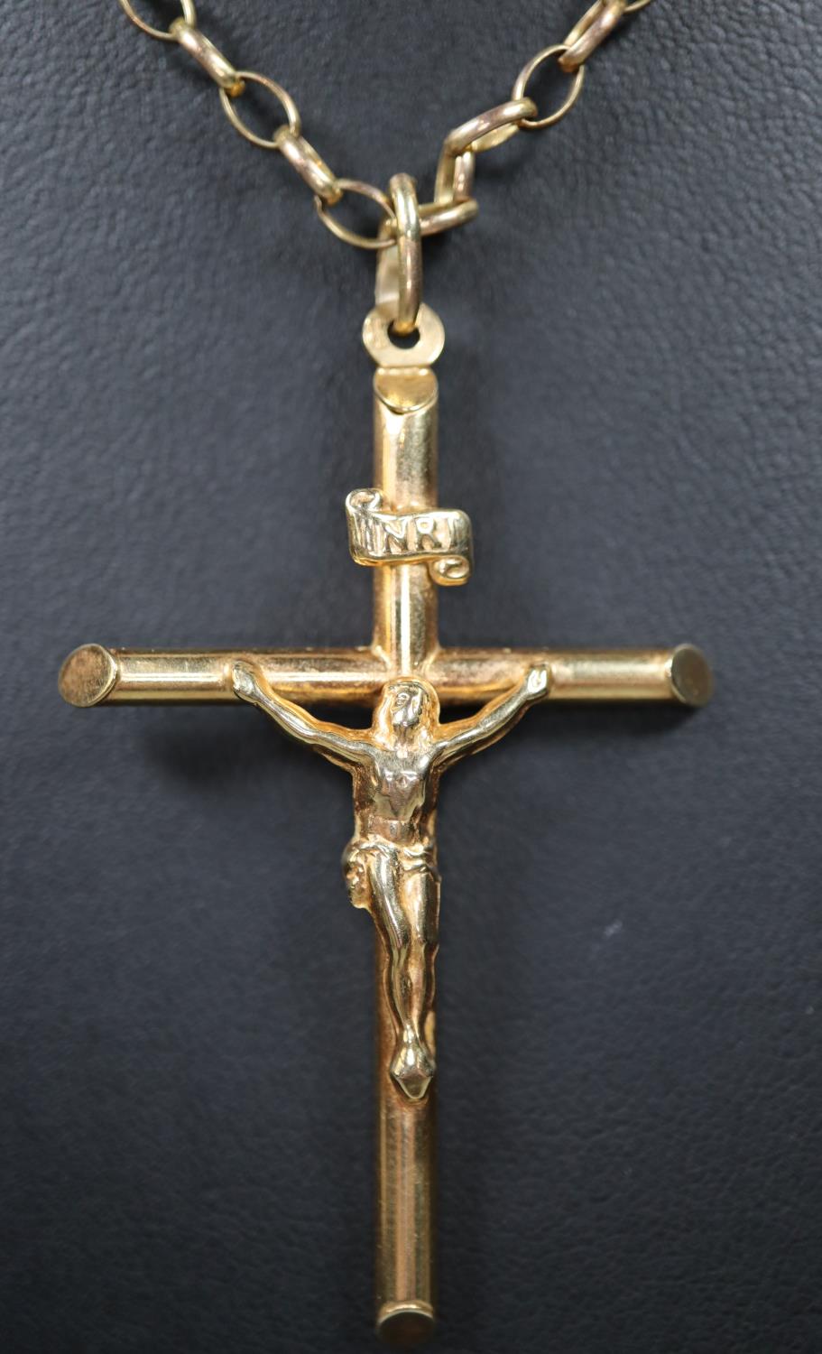 9ct gold crucifix pendant on 9ct gold chain. Approx weight 4.7 grams. (B.P. 21% + VAT) - Bild 2 aus 2