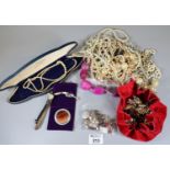Bag containing assorted costume jewellery, vintage brooches, etc. (B. P. 21% + VAT)