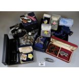 Collection of vintage costume jewellery and a cased set of pens commemorating Barack. H Obama 44th