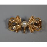 18ct gold bar brooch set with a single cultured pearl. Approx weight 2.6 grams. (B.P. 21% + VAT)