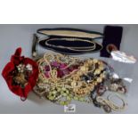 Bag containing assorted costume jewellery, vintage brooches, etc. (B. P. 21% + VAT)