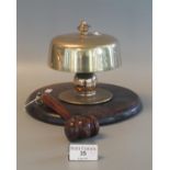 Early 20th century brass table bell/gong on mahogany base with turned wooden gavel. (B.P. 21% + VAT)