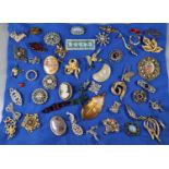 Tray of assorted vintage brooches, to include Victorian style, bows, animals, birds etc. (B.P. 21% +
