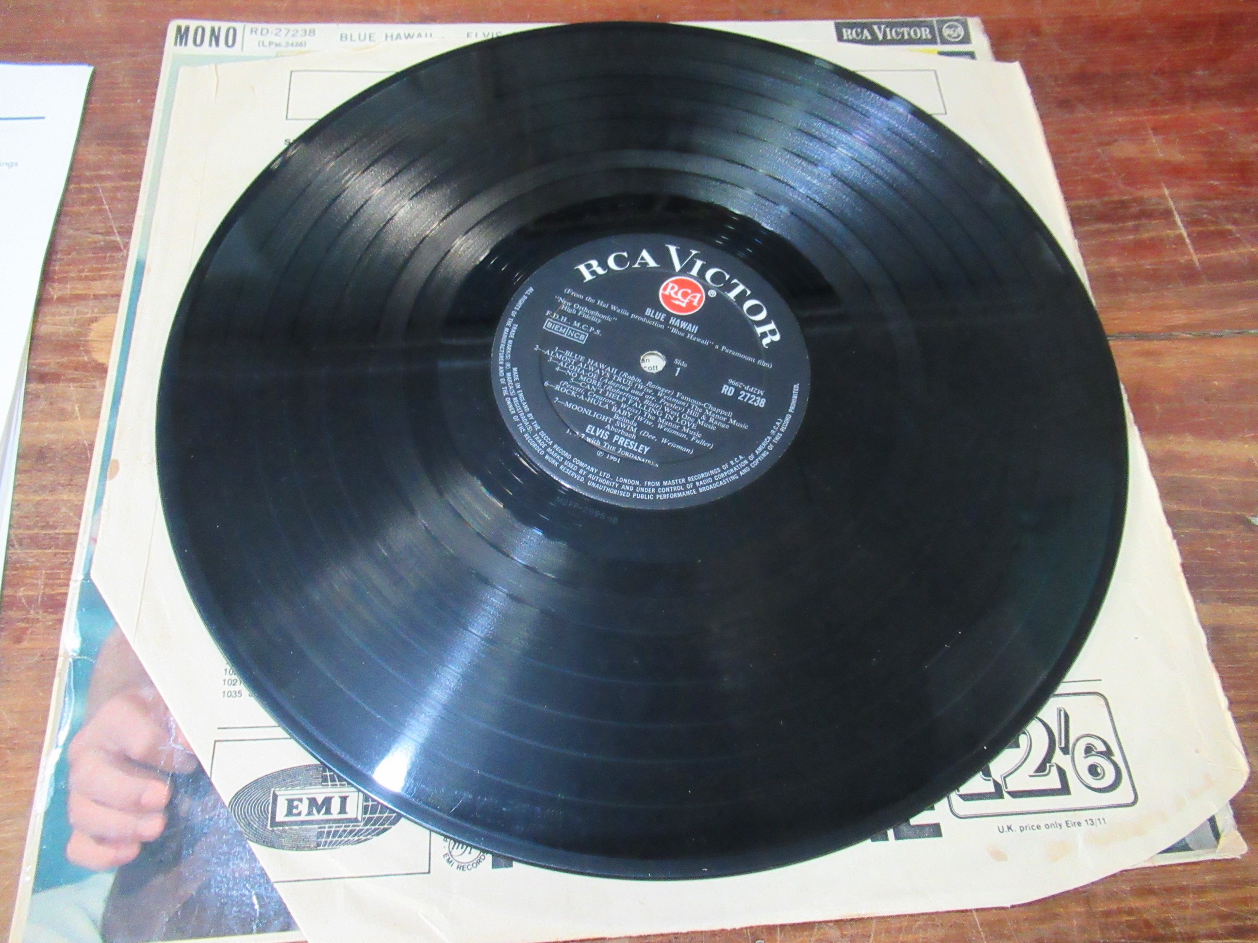 Box of vinyl LP records 33rpm to include: John Lennon 'Imagine', Simon and Garfunkel 'Bridge Over - Image 4 of 7