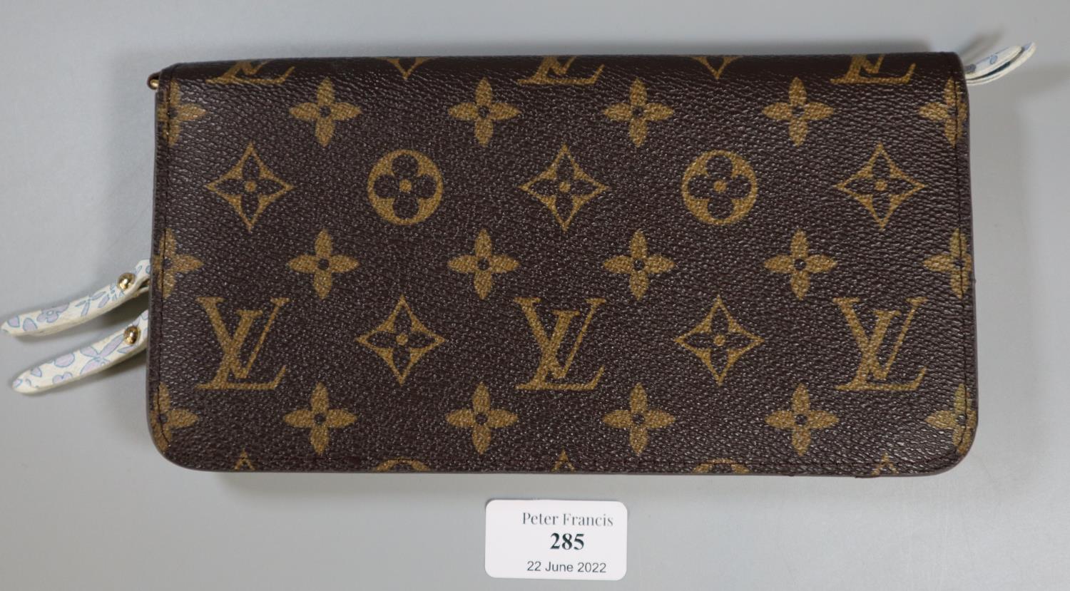 In the style of Louis Vuitton ladies leather purse with gold finish zip. (B.P. 21% + VAT)