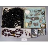 Collection of silver and costume jewellery including an agate specimen pendant, garnet beads etc. (