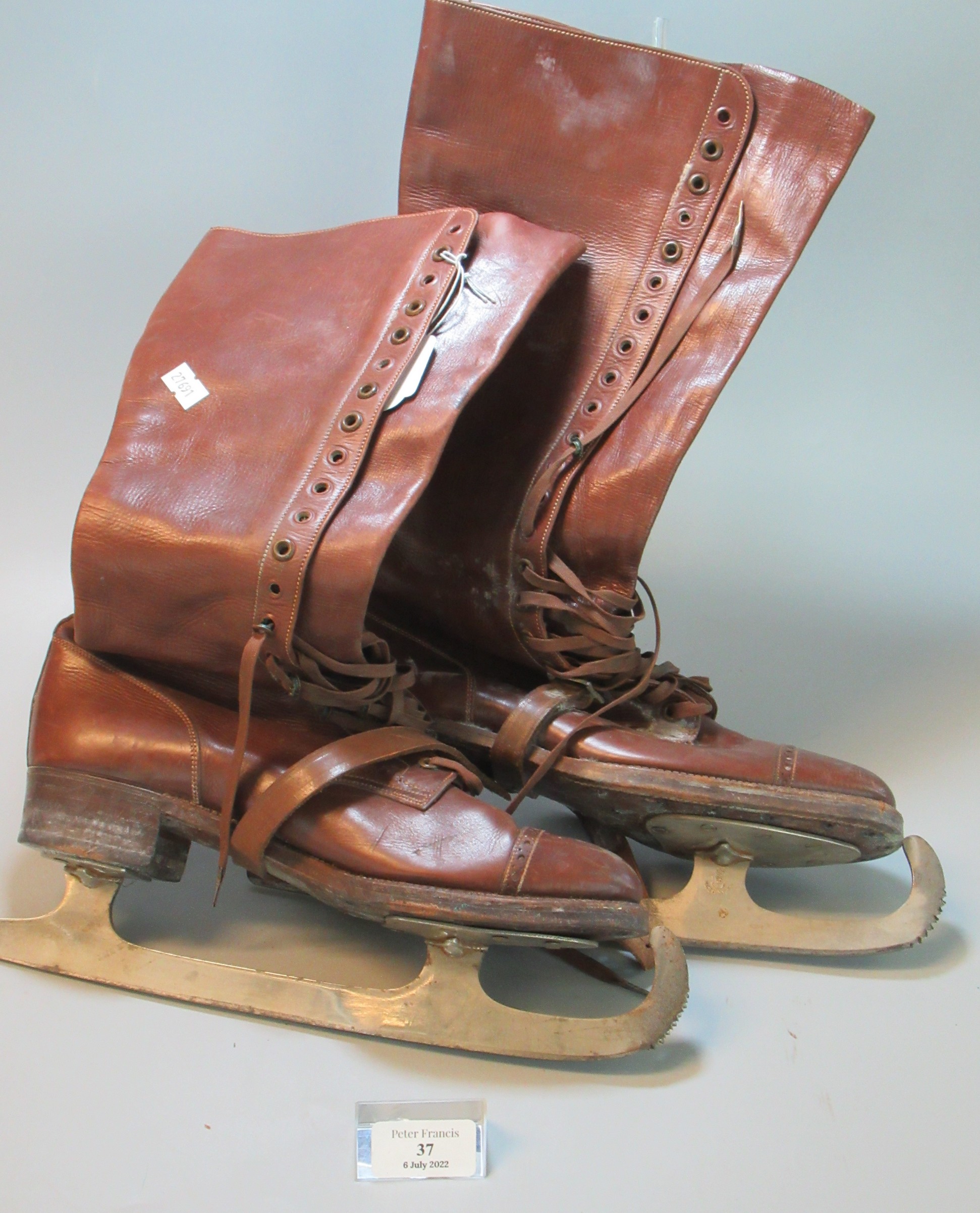 Pair of vintage leather ice-skates. (B.P. 21% + VAT)