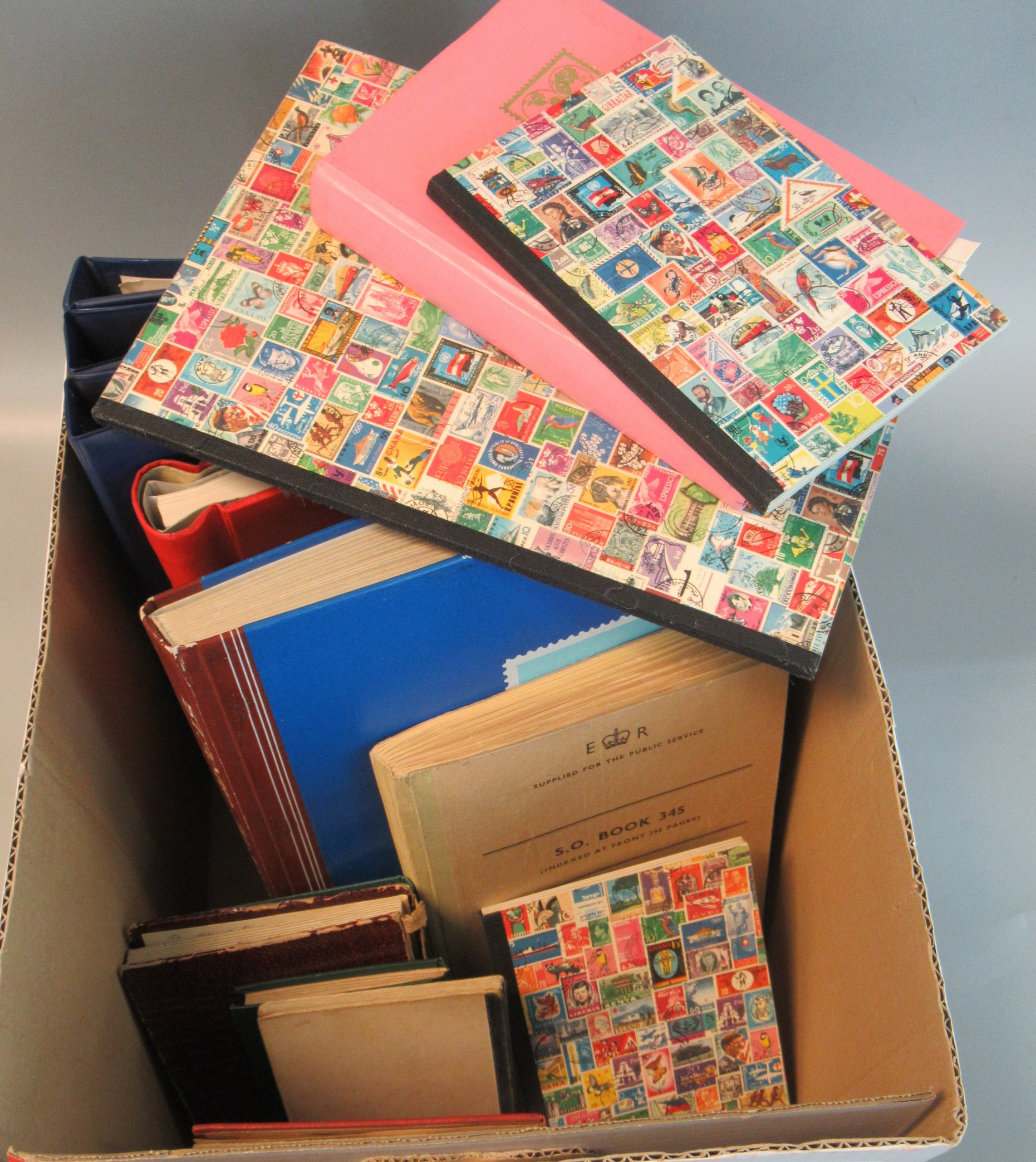 Box with Great Britain selection in various albums and stock-books, many 100's of stamps including