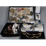 A box comprising assorted costume jewellery, gold finish necklace, various vintage brooches etc. (