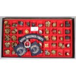 A tray of assorted military buttons, insignia and shoulder flashes. (B.P. 21% + VAT)