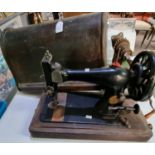 Wooden cased Singer sewing machine. (B.P. 21% + VAT)