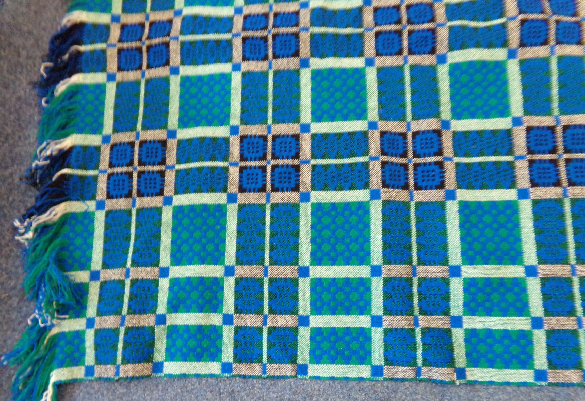 Vintage woollen Welsh tapestry blue and green fringed edge blanket with traditional Caernarfon - Image 2 of 5