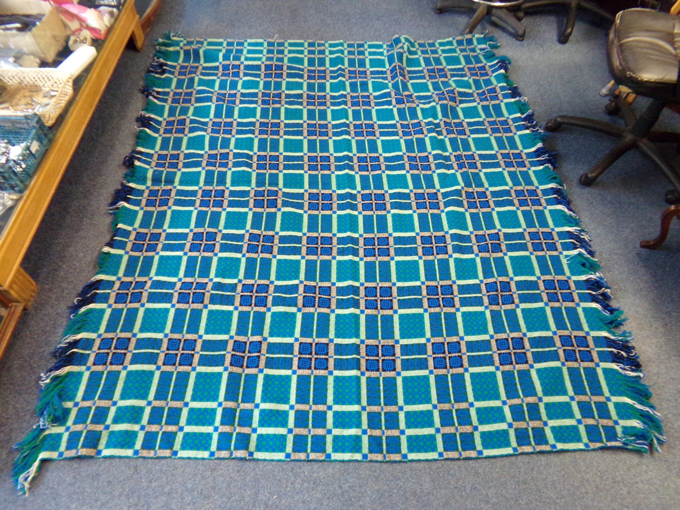 Vintage woollen Welsh tapestry blue and green fringed edge blanket with traditional Caernarfon - Image 5 of 5