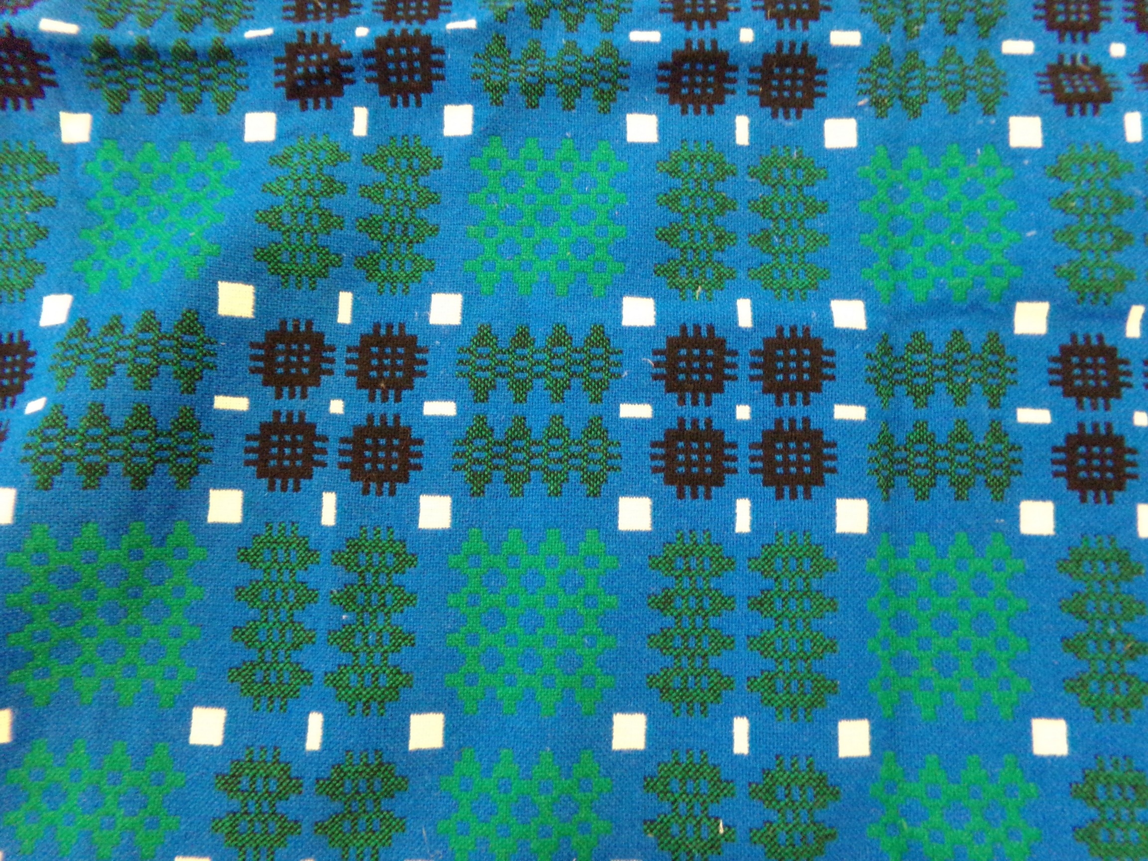 Vintage woollen Welsh tapestry blue and green fringed edge blanket with traditional Caernarfon - Image 4 of 5
