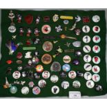 Collection of vintage badges to include 'Robertson's' 'Golly Raspberry Fruit' and other enamel