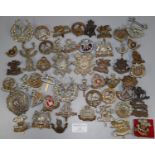 Collection of assorted British military cap badges, various. Many WWI period, Infantry badges,