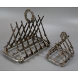 Silver shooting trophy four division toast rack, the divisions in the form of Lee Enfield rifles,