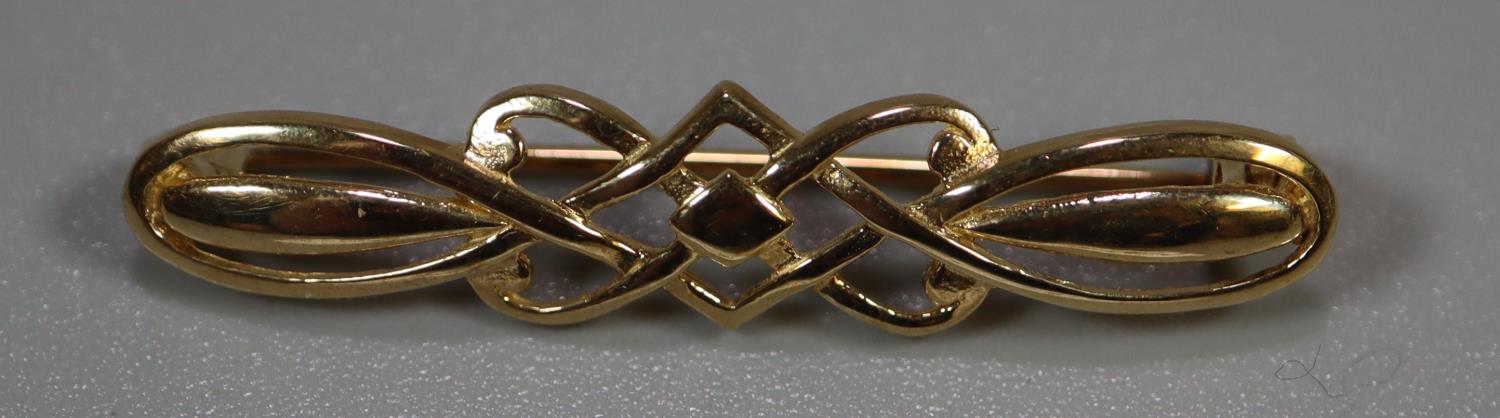 9ct gold celtic knot bar brooch. 2.1g approx. (B.P. 21% + VAT)