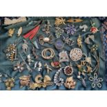 Collection of vintage and other brooches, to include: lizard, poodle, flowers and foliage etc. (B.P.