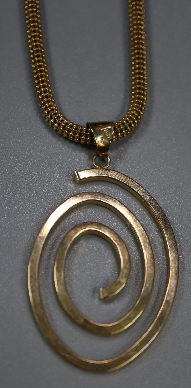9ct gold articulated snake type necklace with scroll pendant. 15g approx. (B.P. 21% + VAT) - Image 3 of 3