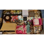 Box of vintage jewellery, to include: watches, necklaces, bracelets, brooches, No7 box with brooches