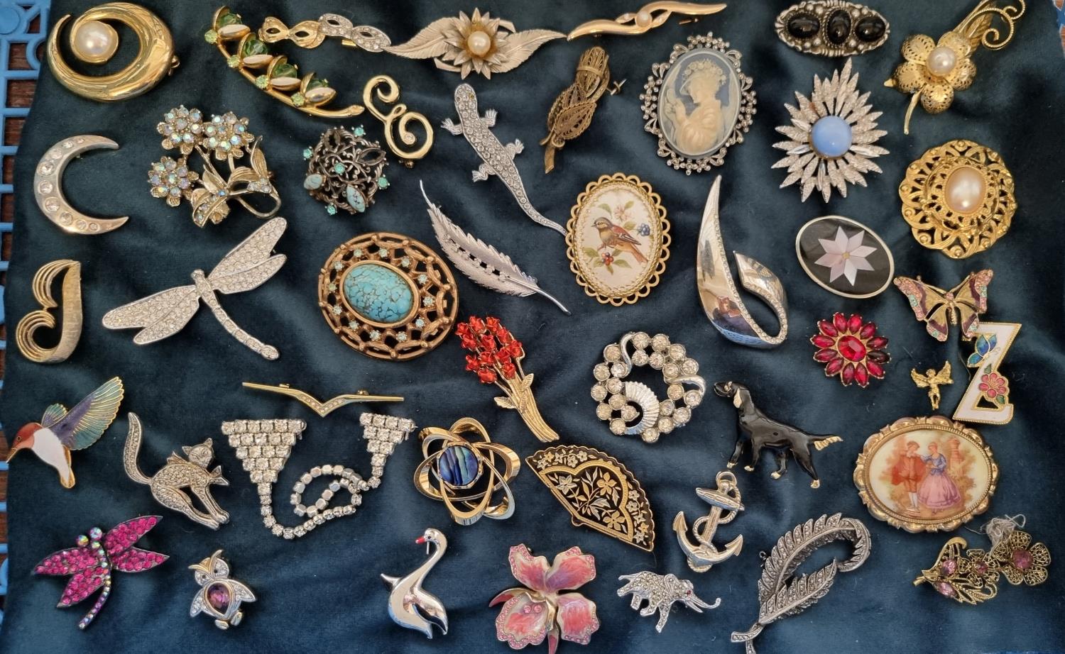 Collection of vintage and other brooches, varying designs, including: animals, lizard, dog, cat,