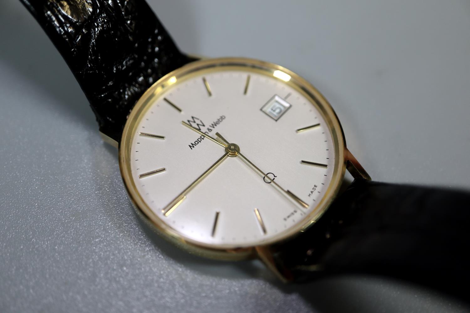 Yellow metal Mappin & Webb presentation gent's wristwatch dated 1985 with black leather strap, in - Image 3 of 4