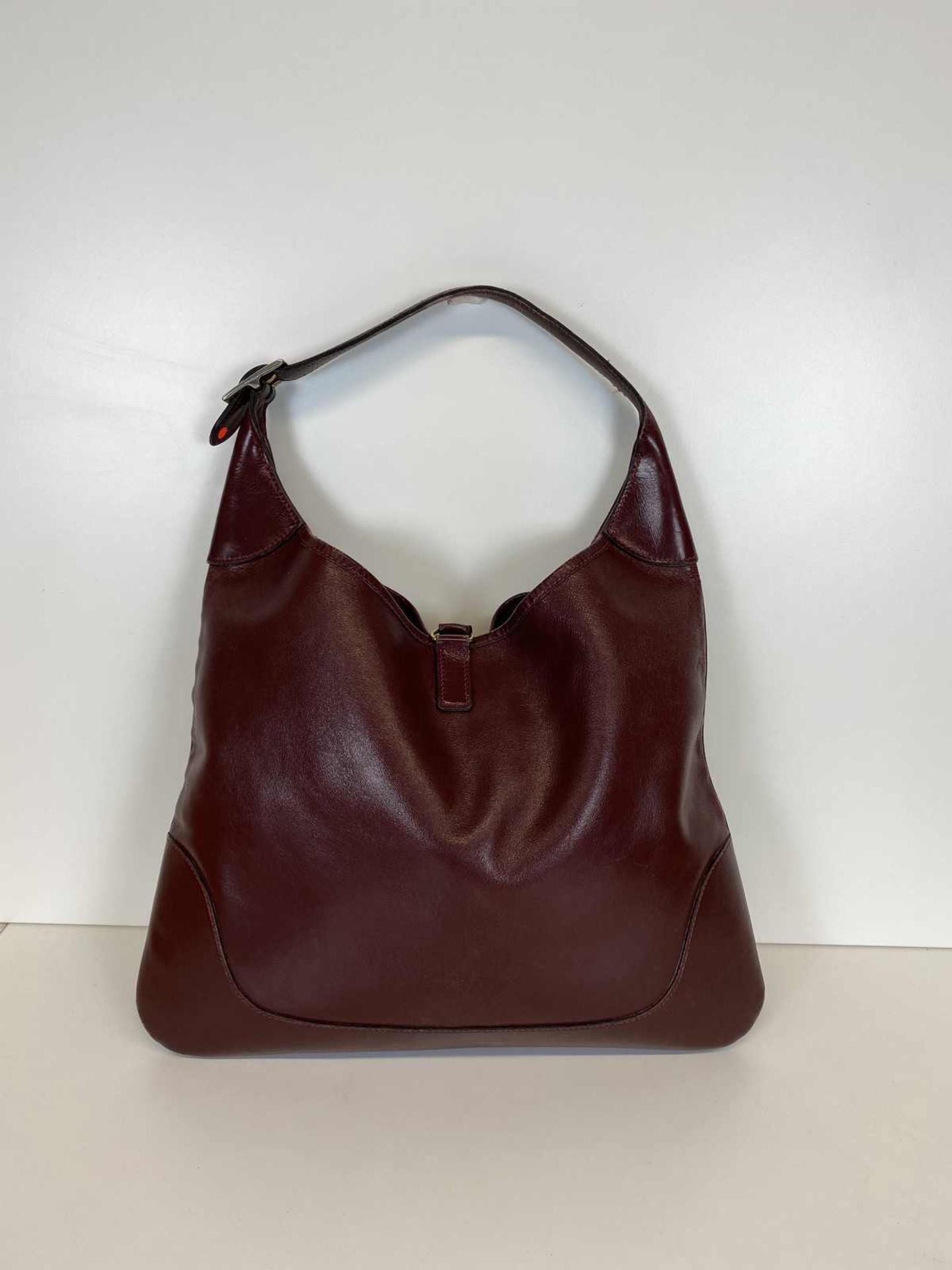 HERMÈS Handtasche Trim Handbag in burgunderrotem Leder aus dem Jahr 1971. Die 1958 entworfene und - Bild 4 aus 5