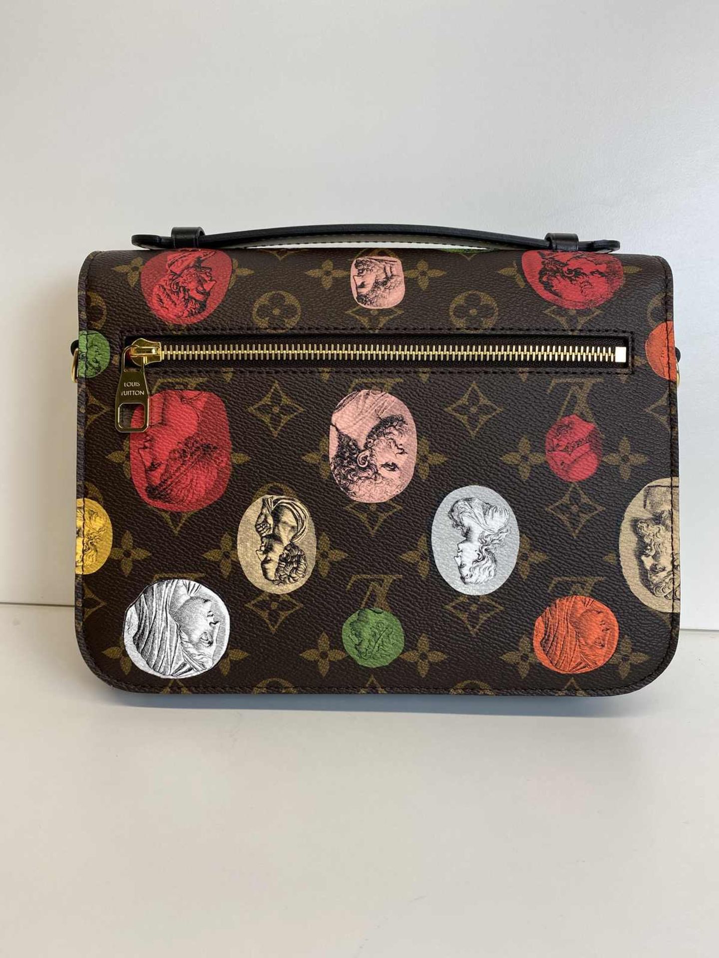 (*) LOUIS VUITTON Handtasche Métis Fornasetti Braun Multicolor Monogram Canvas mit schwarzem - Bild 3 aus 7