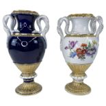 (*) Vasen-Paar, Meissen. - Vase mit Schlangengriffen, blau-gold, um 1820, Modellnr. E 143, Höhe 28