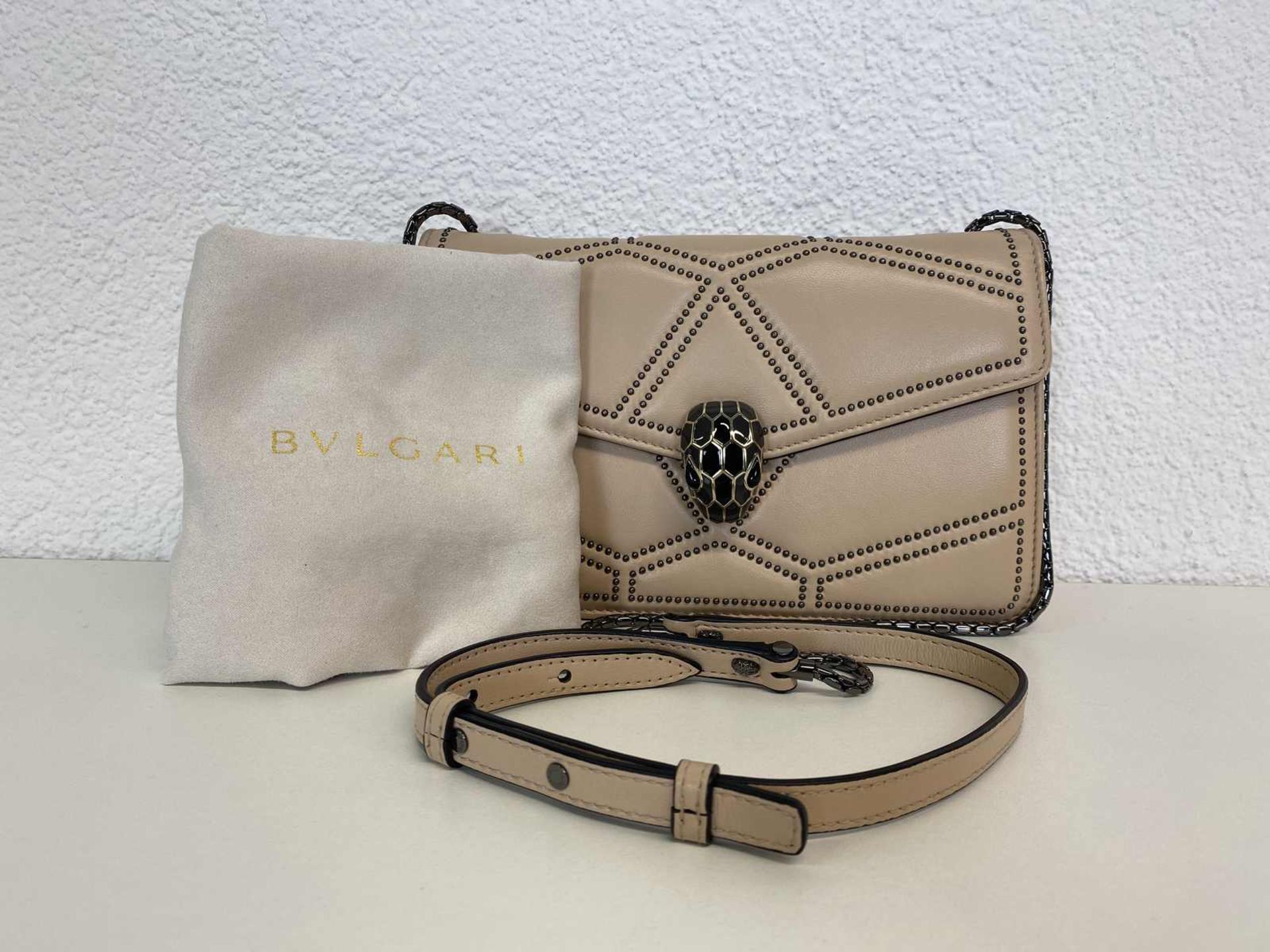 (*) BULGARI Handtasche Serpenti Forever Flap Bag in beigefarbenem Leder mit geometrischem - Bild 2 aus 6