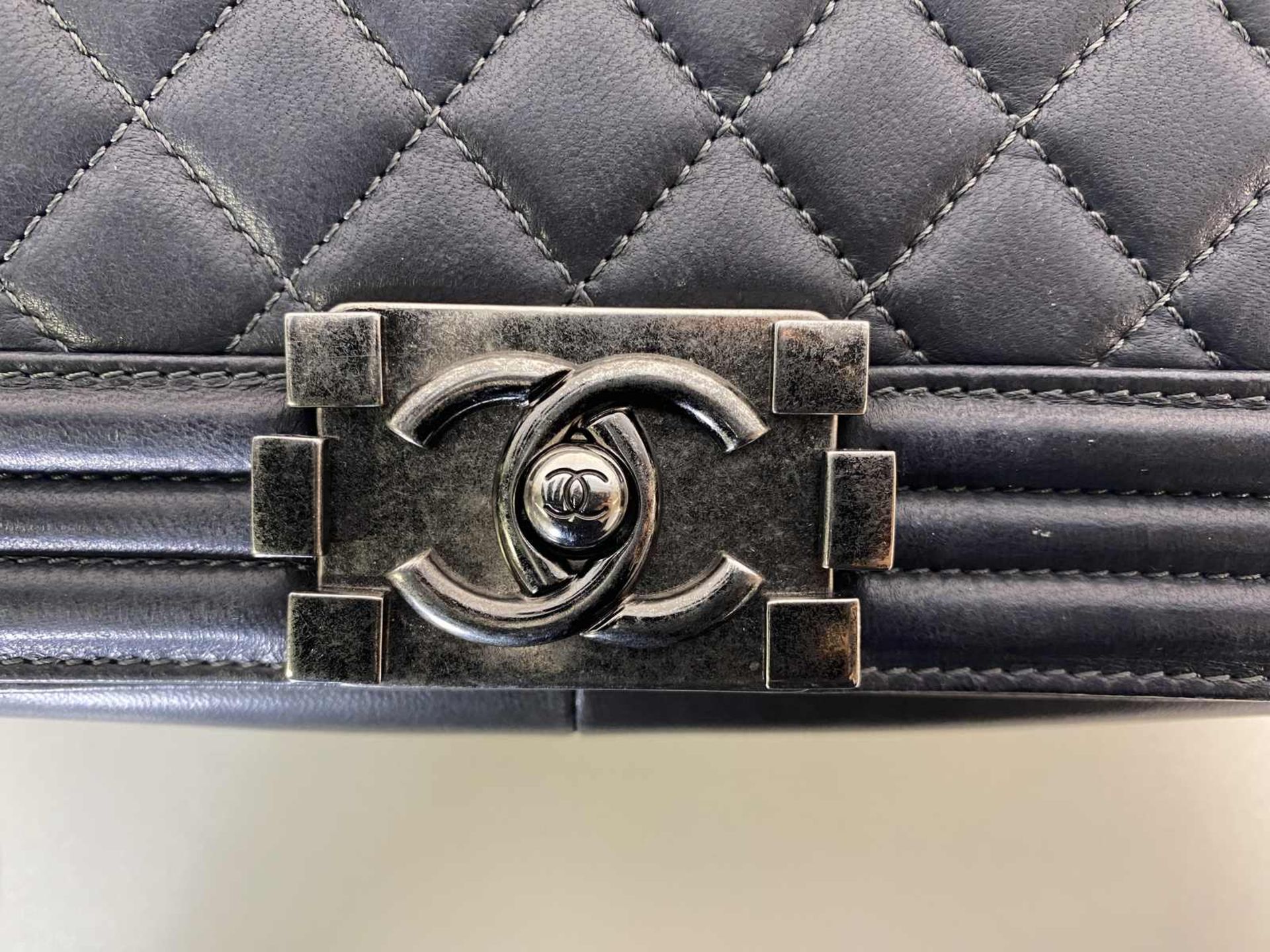 (*) CHANEL Handtasche Chanel Boy Bag, Schultertasche aus gestepptem Kalbsleder, dunkelgrau in - Bild 6 aus 8