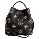 (*) LOUIS VUITTON Handtasche Néo Noé in schwarz/beige mit LV Initialen und Monogram-Blüten Canvas.