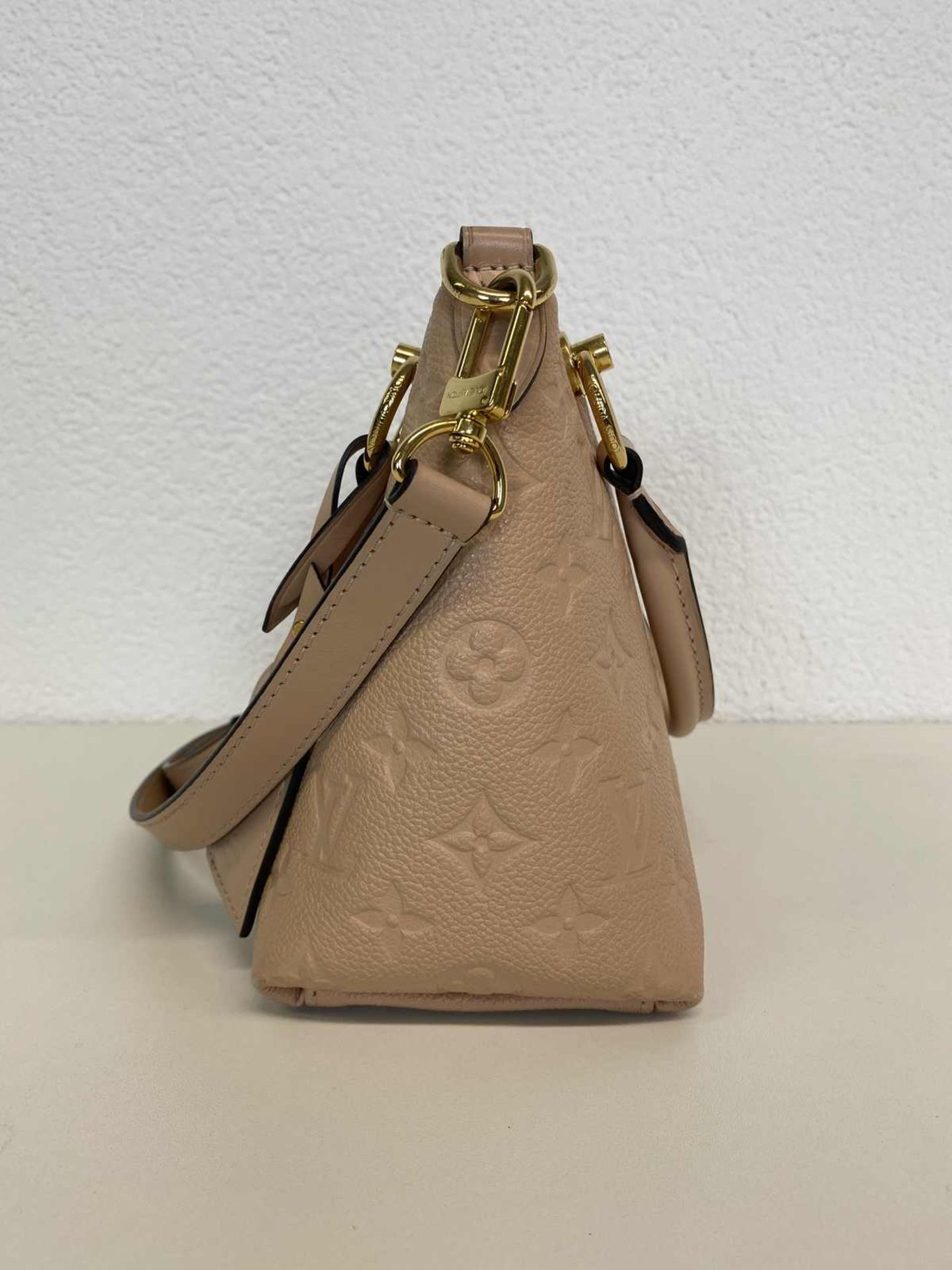 (*) LOUIS VUITTON Handtasche Louis Vuitton Tote Bag, Leder in creme beige mit Monogram Prägung. - Bild 4 aus 7