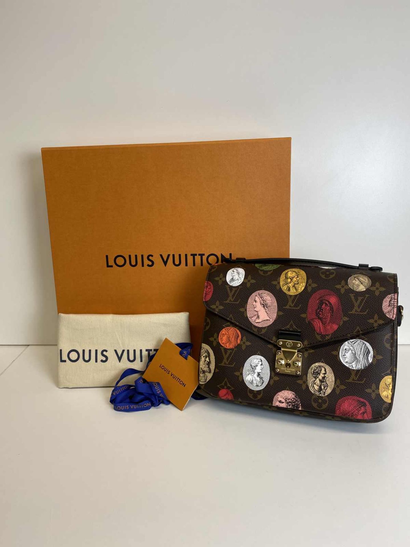 (*) LOUIS VUITTON Handtasche Métis Fornasetti Braun Multicolor Monogram Canvas mit schwarzem - Bild 2 aus 7