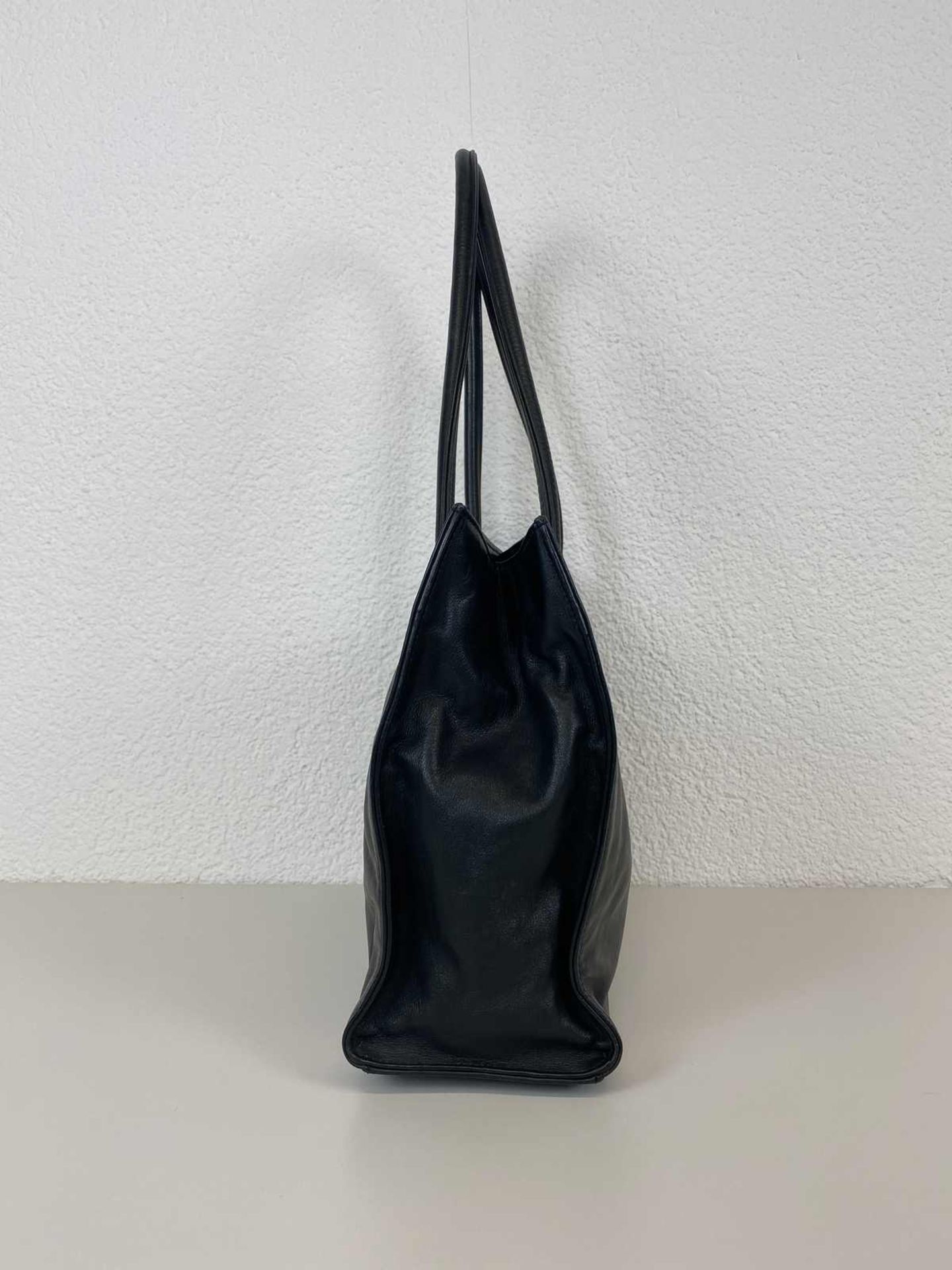 (*) CHANEL Vintage Schultertasche Schwarzes Kalbsleder, mittig befindet sich das gestickte Chanel- - Bild 2 aus 7