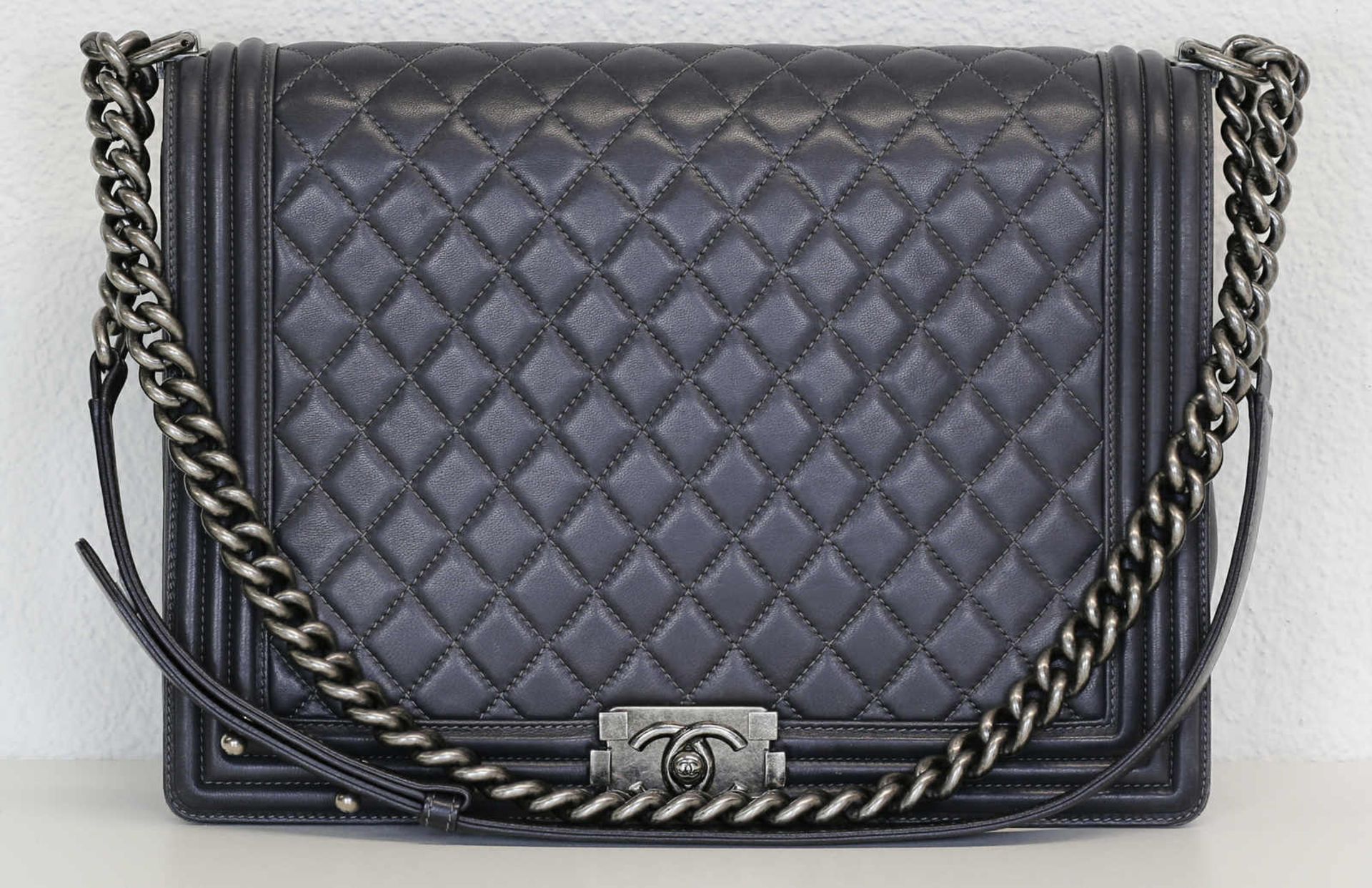 (*) CHANEL Handtasche Chanel Boy Bag, Schultertasche aus gestepptem Kalbsleder, dunkelgrau in - Bild 2 aus 8