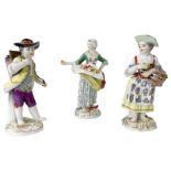 (*) Gruppe aus 3 Figuren, Meissen, 1. Wahl, um 1934. - Gärtnerkind mit Weinkiepe, Modellnr. 60312,