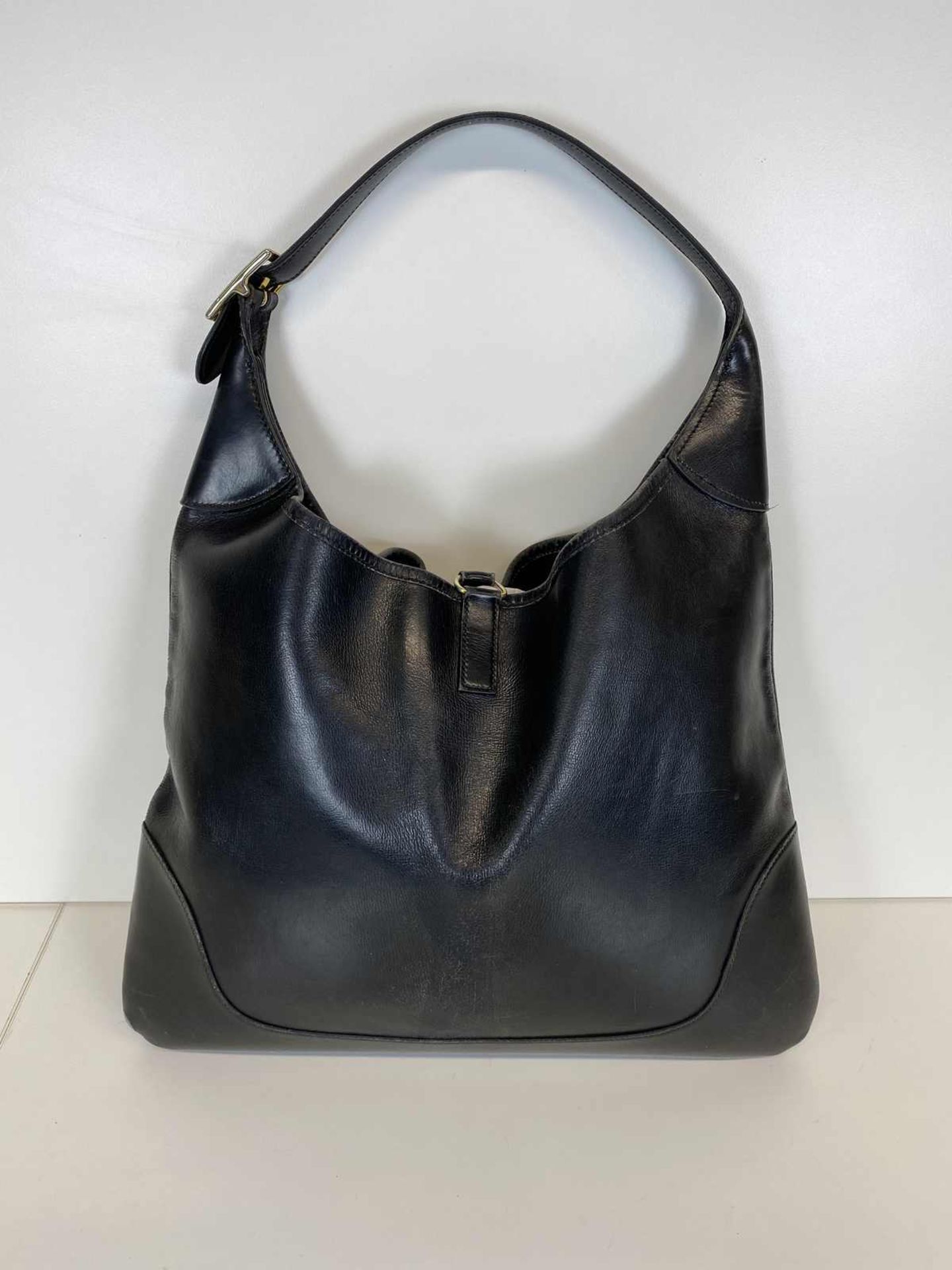 HERMÈS Handtasche Trim Handbag in schwarzem Leder aus dem Jahr 1971. Die 1958 entworfene und 2020 - Bild 2 aus 2