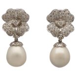 Perlen-Brillant-Ohrclips Blumiges Design in Weissgold 18K ausgefasst mit Brillanten von zus. ca. 2,7