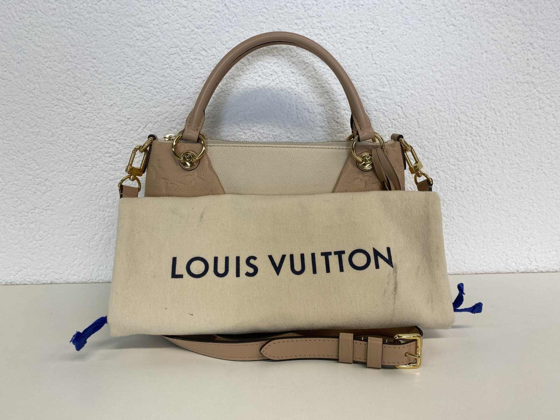 (*) LOUIS VUITTON Handtasche Louis Vuitton Tote Bag, Leder in creme beige mit Monogram Prägung. - Bild 2 aus 7