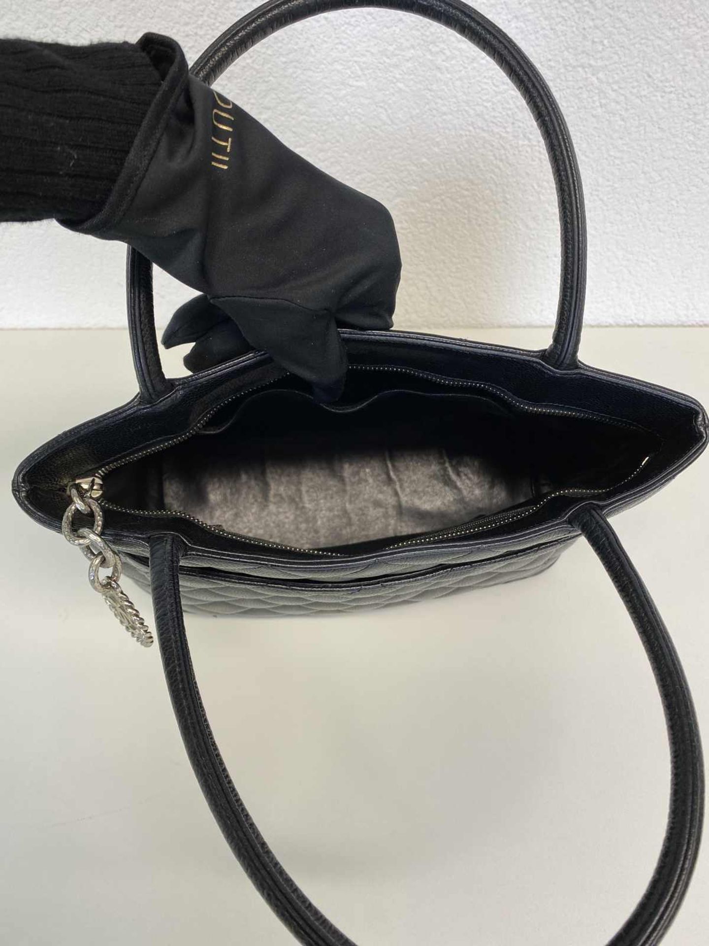 (*) CHANEL Handtasche Wunderschöne Henkeltasche aus dem Hause Chanel. Medaillon tote bag, Kaviar - Bild 5 aus 8