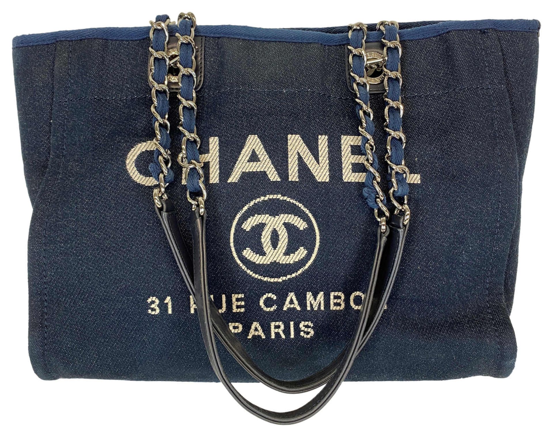 CHANEL Shopper Modell Deauville petit in Denim (Jeans) blau mit silberfarbener Hardware. Typische