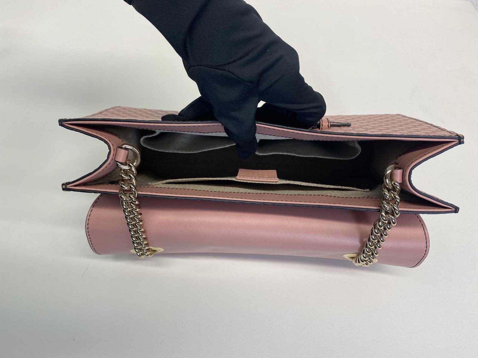 (*) GUCCI Handtasche Gucci Schultertasche Emily in feinstem rosafarbenem Leder mit eingeprägtem - Bild 5 aus 6